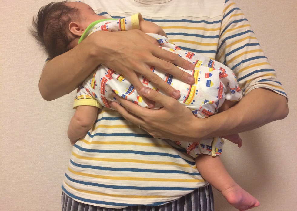 赤ちゃん抱っこのコツを新米パパが教えます。片手抱っこでも安定感バツグン