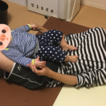 「パパと子どものあそび」で生後5~8ヶ月の遊びを実際にやってみた